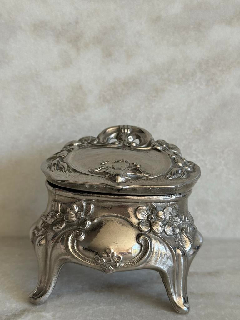 Zilverkleurig gedecoreerd sieradendoosje, Antiek en Kunst, Ophalen of Verzenden, Zilver