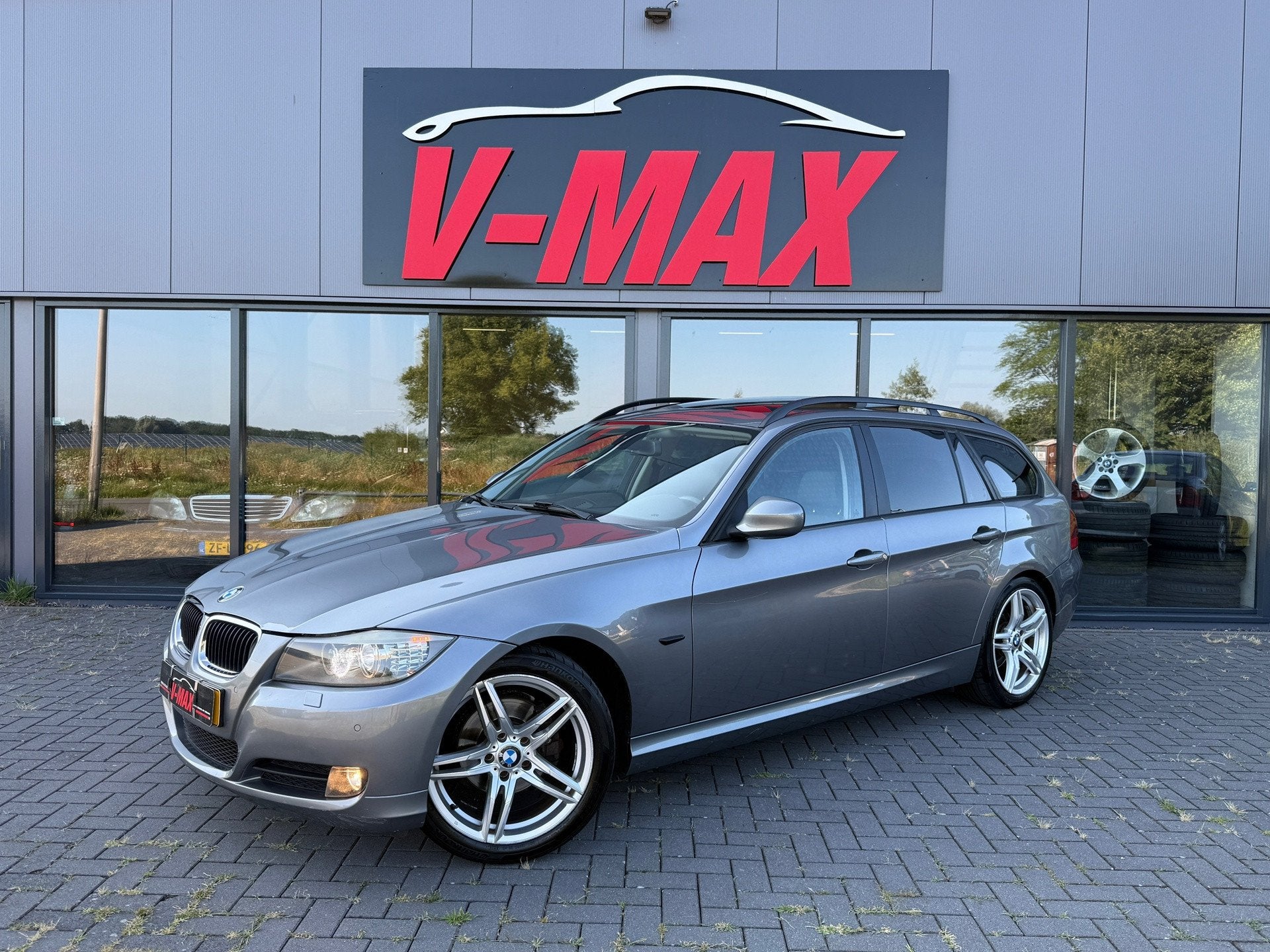 BMW 318i 2.0 AUT Xenon Leder NaviProf Panorama Trekhaak, Automaat, Euro 5, Zwart, 1435 kg