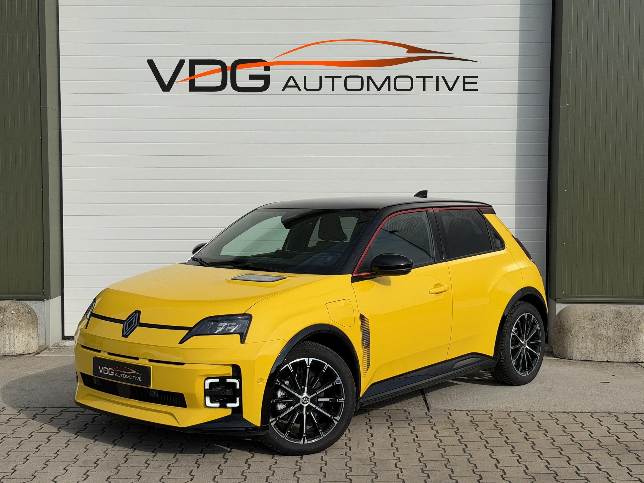 Renault 5 comfort range iconic cinq 52 kWh / SOH 98% / Snell, Auto's, Dealer onderhouden, Stof, 150 pk, Geel