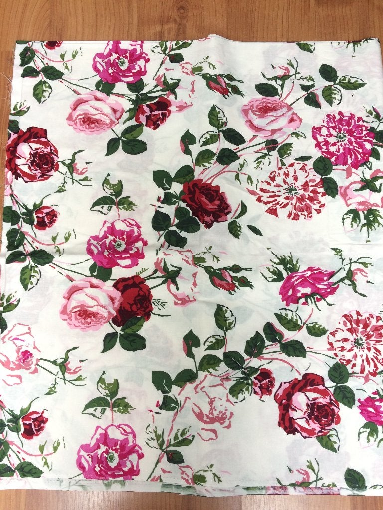 Mooie NIEUWE witte stof met roos bloemen in roze rood groen, Hobby en Vrije tijd, Overige materialen, Wit, Nieuw, Ophalen of Verzenden
