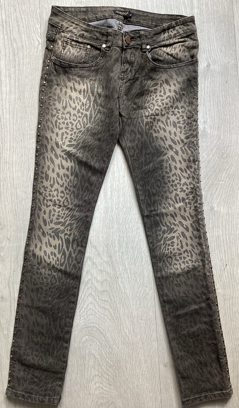 Ambika Jeans met Luipaardprint en Studs Maat M (W28-W29), Ophalen of Verzenden, Zo goed als nieuw, Overige kleuren, W30 - W32 (confectie 38/40)
