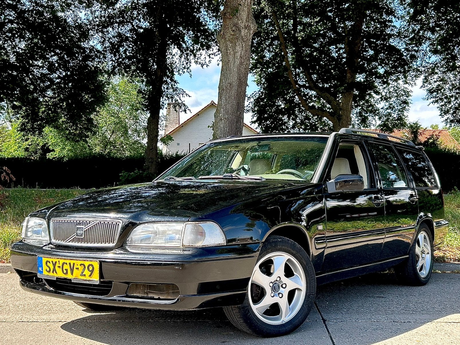 Volvo V70 2.0 AUT / Memory / Leer / LM-V / Trekhaak /, Beige, 1984 cc, Zwart, 1457 kg