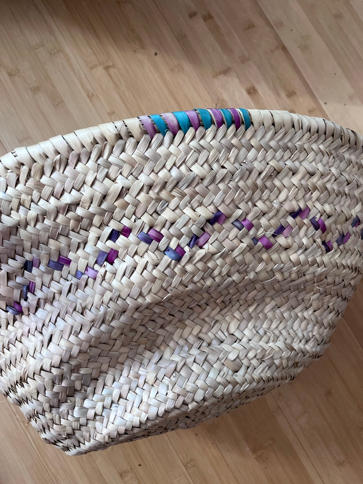 Grote gevlochten rieten mand met handvatten, Huis en Inrichting, Woonaccessoires | Schalen en Manden, Ophalen, Gebruikt, Gevlochten