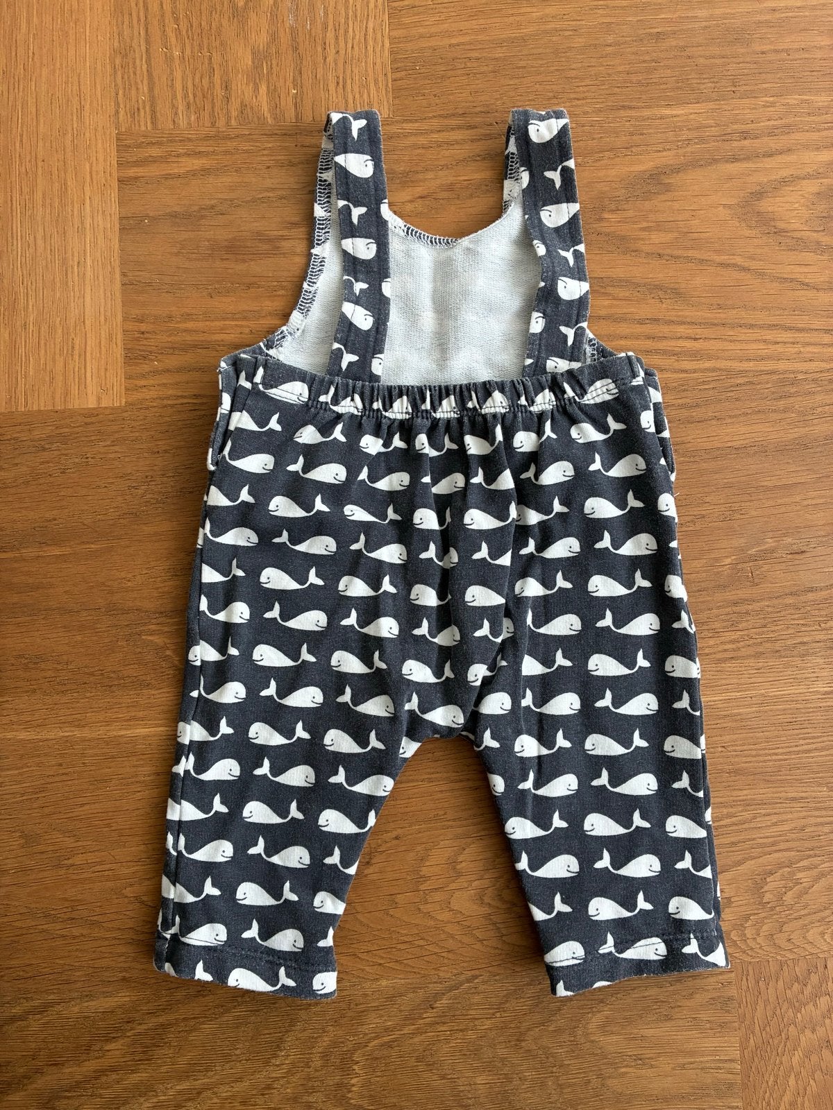 Leuke Tuinbroek Maat 56 met Walvisjesprint, Kinderen en Baby's, Babykleding | Maat 56, Ophalen of Verzenden, Zo goed als nieuw