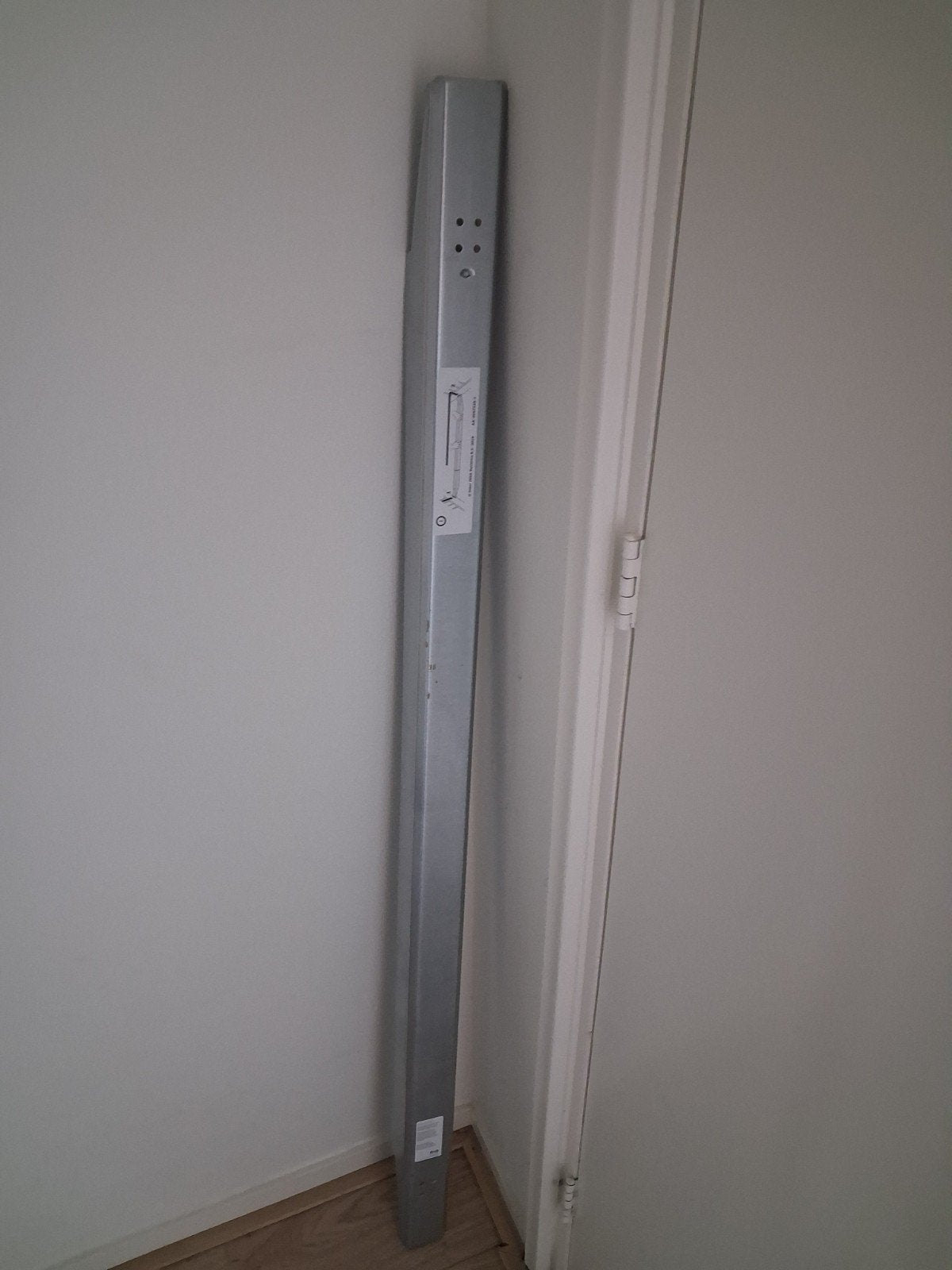 IKEA bedbalk / middenbalk (SKORVA), Huis en Inrichting, Slaapkamer | Bedden, Ophalen, Overige maten, Metaal, Grijs