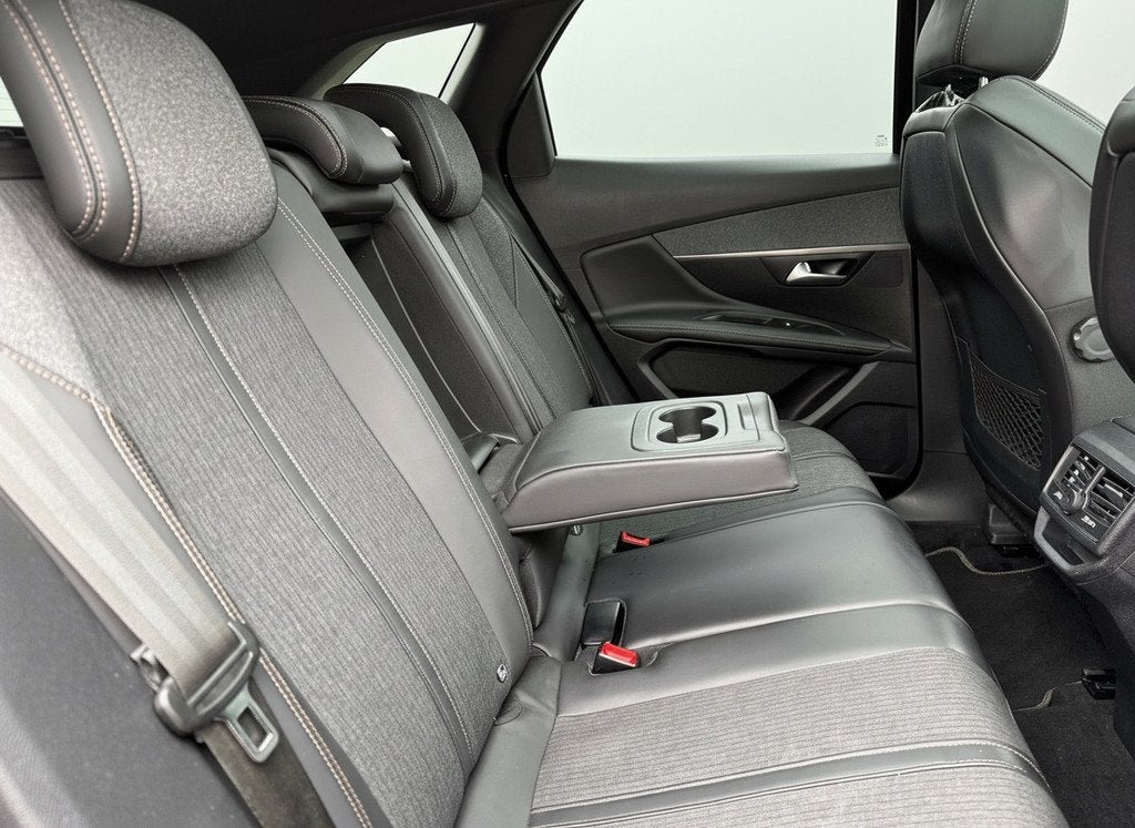 Peugeot 3008 130pk PT GT Line, Pano | Camera | CarPlay, Auto's, Peugeot, Gebruikt, 1199 cc, Leder en Stof, Zwart