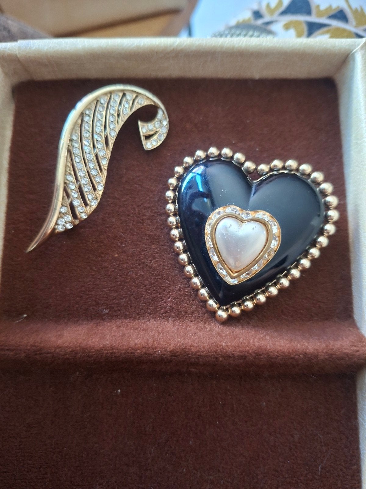 Set van 2 vintage broches: blad en hart met parel, Overige materialen, 4 tot 7 cm, Gebruikt, Met kristal