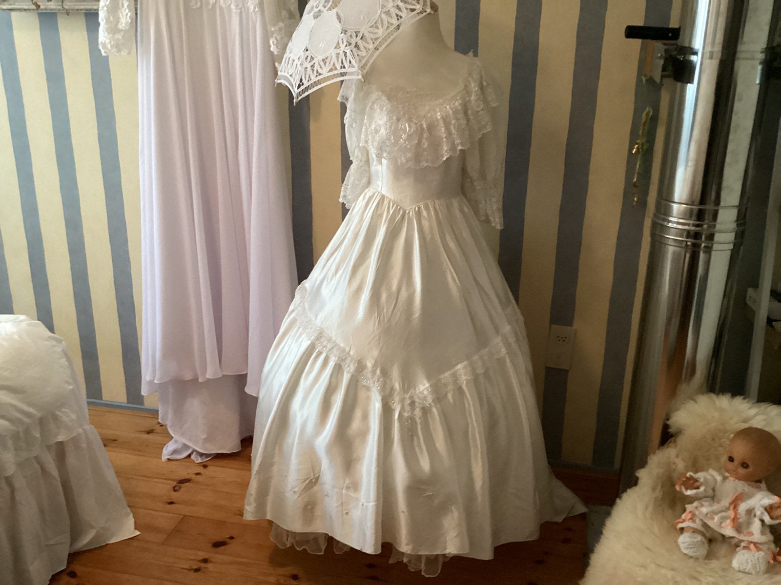 Vintage trouwjurk, Ophalen, Gedragen, Wit, Trouwjurk