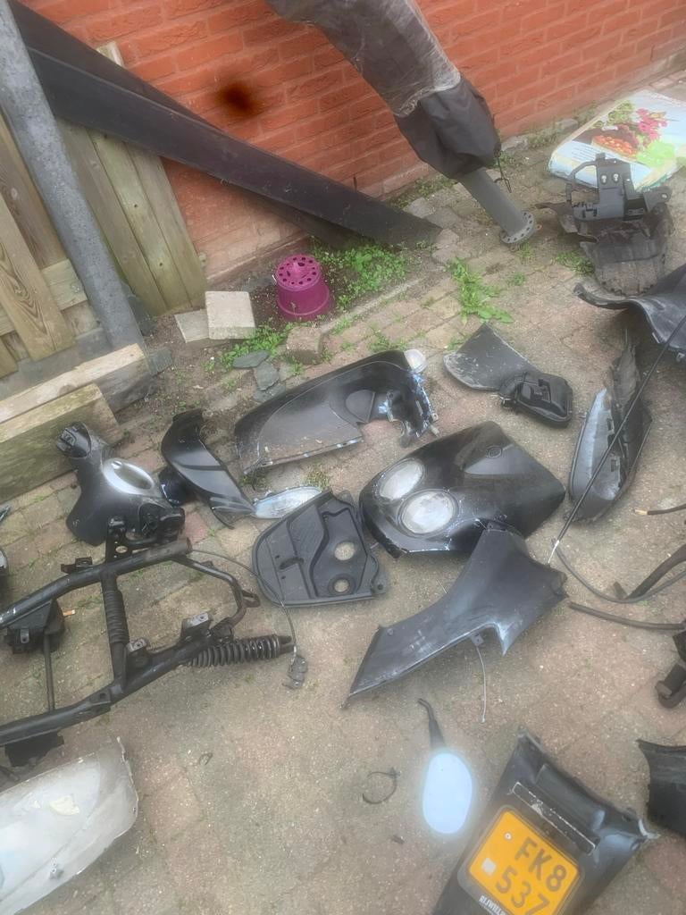 Scooter onderdelen - Frame, motorblok, kappen en meer, Fietsen en Brommers, Brommeronderdelen | Scooters, Ophalen, Gebruikt, Overige typen