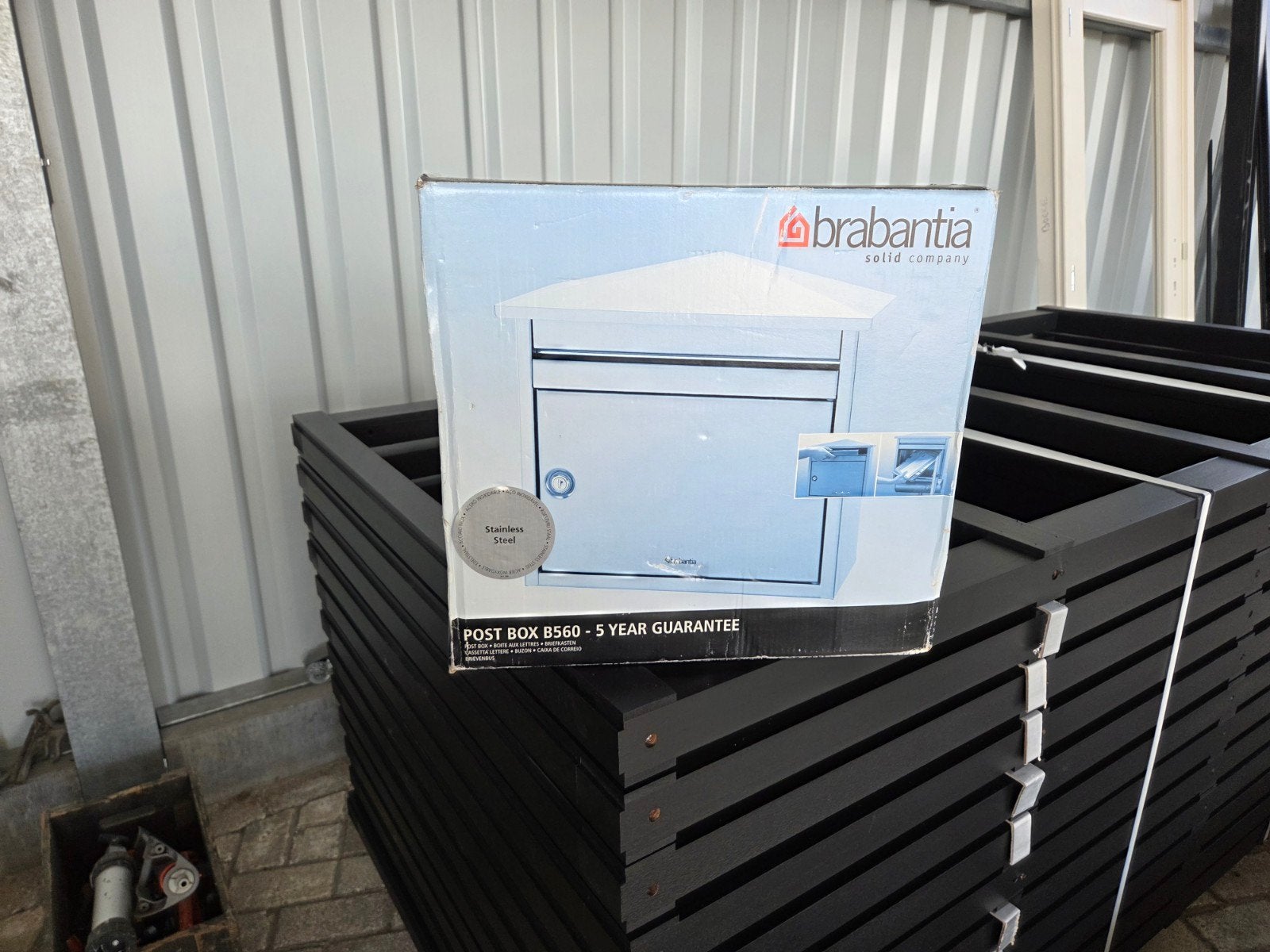 Brabantia B560 RVS Wandbrievenbus - Nieuw in doos, Tuin en Terras, Ophalen of Verzenden, Nieuw, Rvs