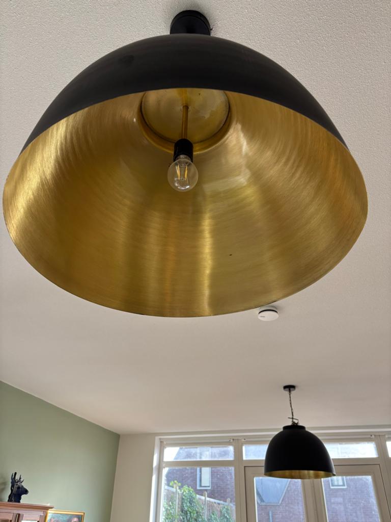 2 Grote Zwarte Hanglampen met Gouden Binnenkant, Ophalen, Zo goed als nieuw, Metaal, Minder dan 50 cm