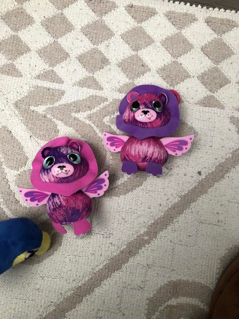 2 paarse en roze knuffelleeuwen met vleugels hatchimals, Ophalen of Verzenden, Zo goed als nieuw