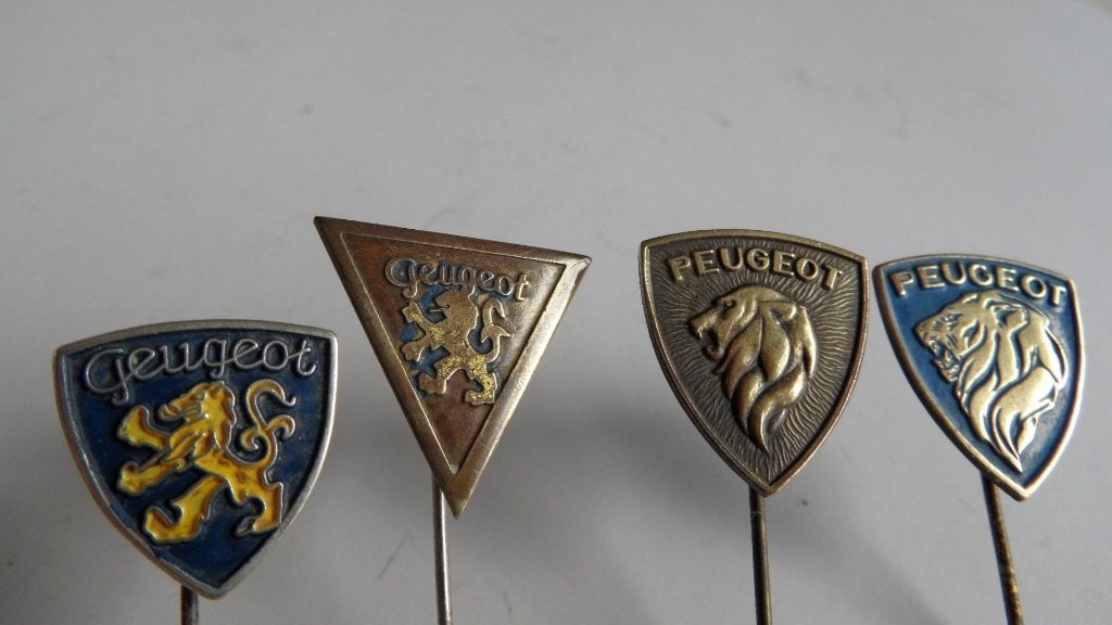 Peugeot oldtimerauto speldjes 4 x verschillend, Verzamelen, Verzenden, Gebruikt, Merk, Speldje of Pin