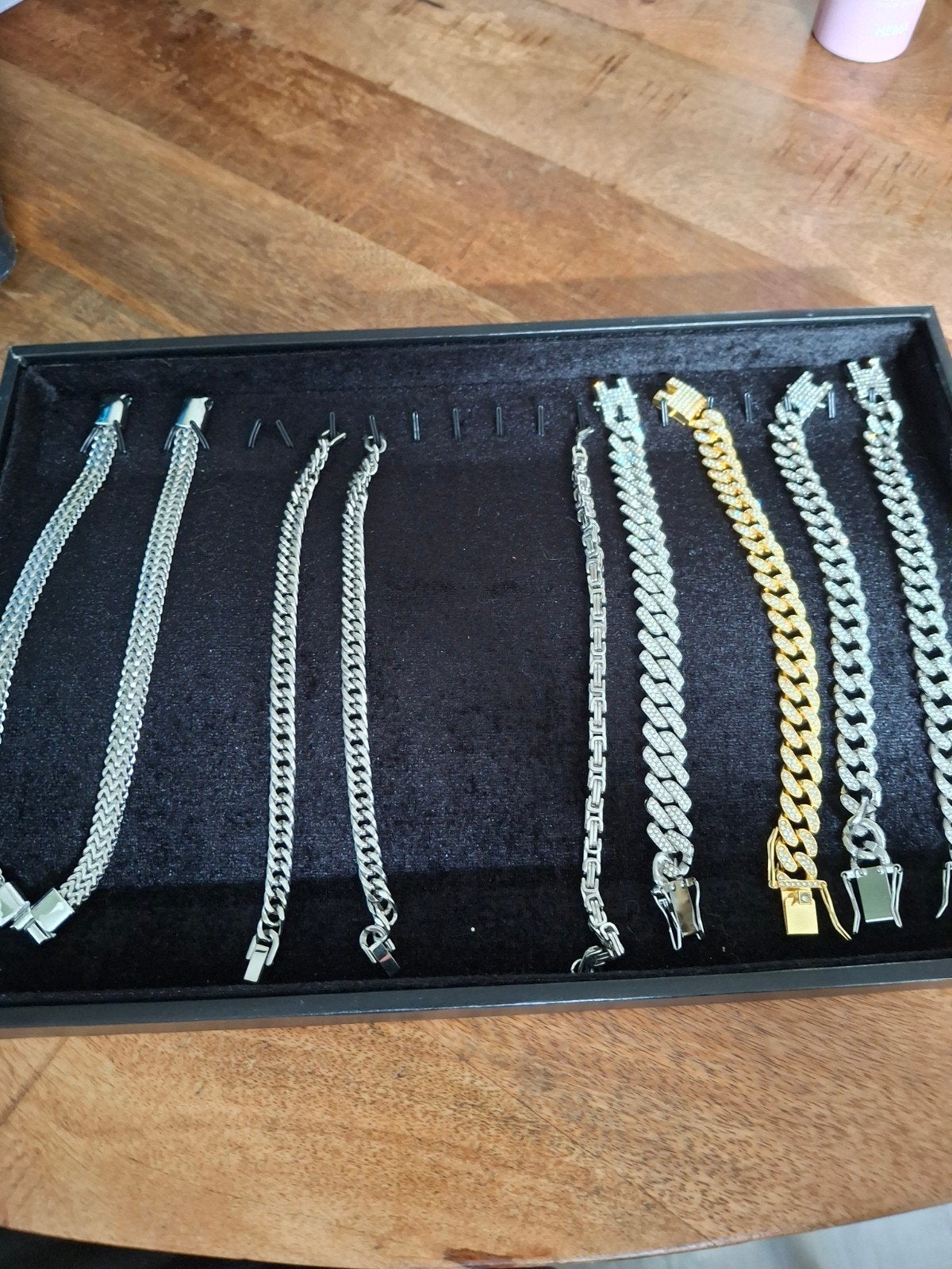 Partij armbanden met display., Ophalen of Verzenden, Nieuw, Overige kleuren, Overige materialen