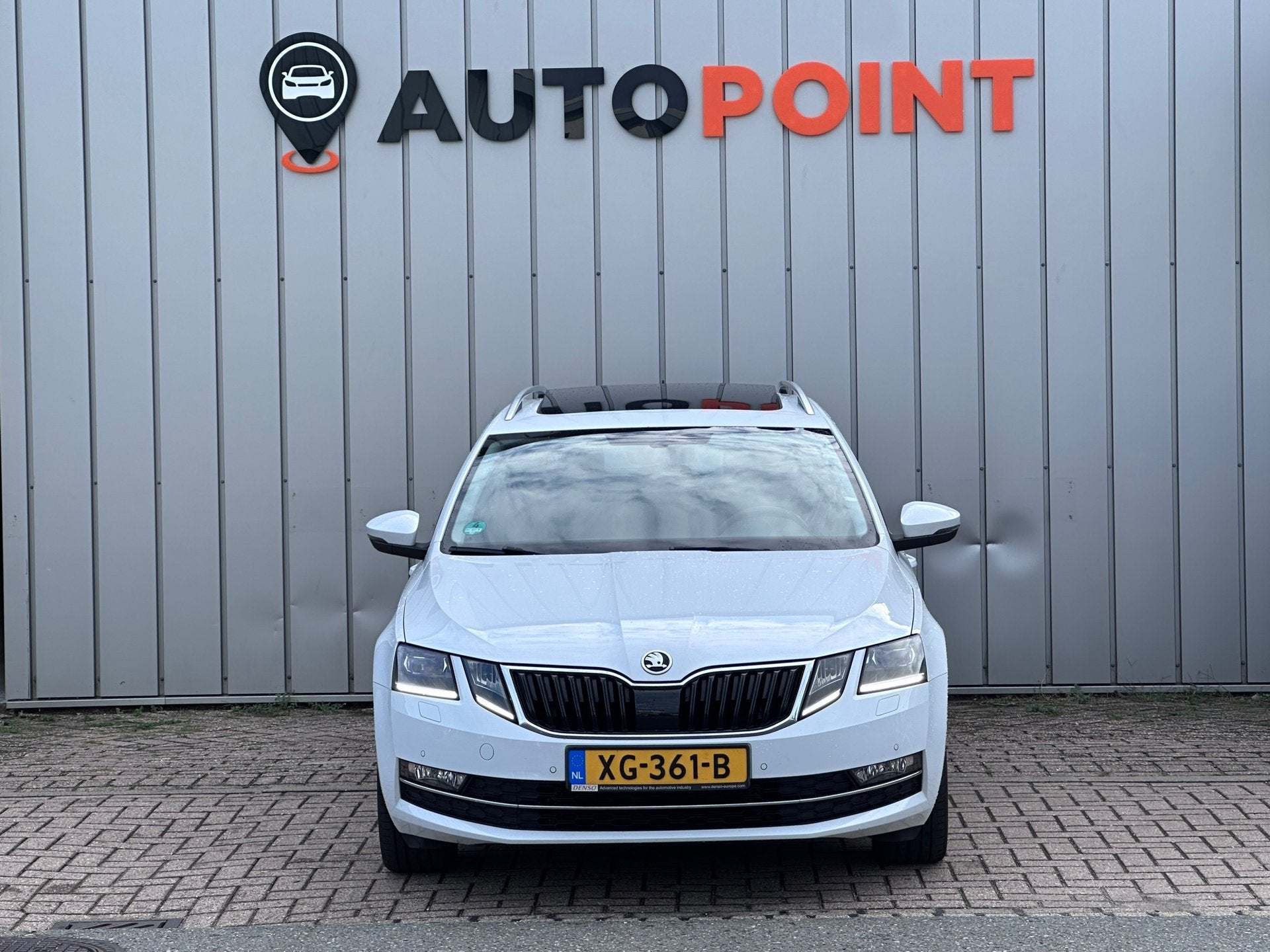 Skoda Octavia Combi 1.5 TSI BUSSINESS PANO TREKHAAK LED CANT, Stof, 4 cilinders, 150 pk, Wit