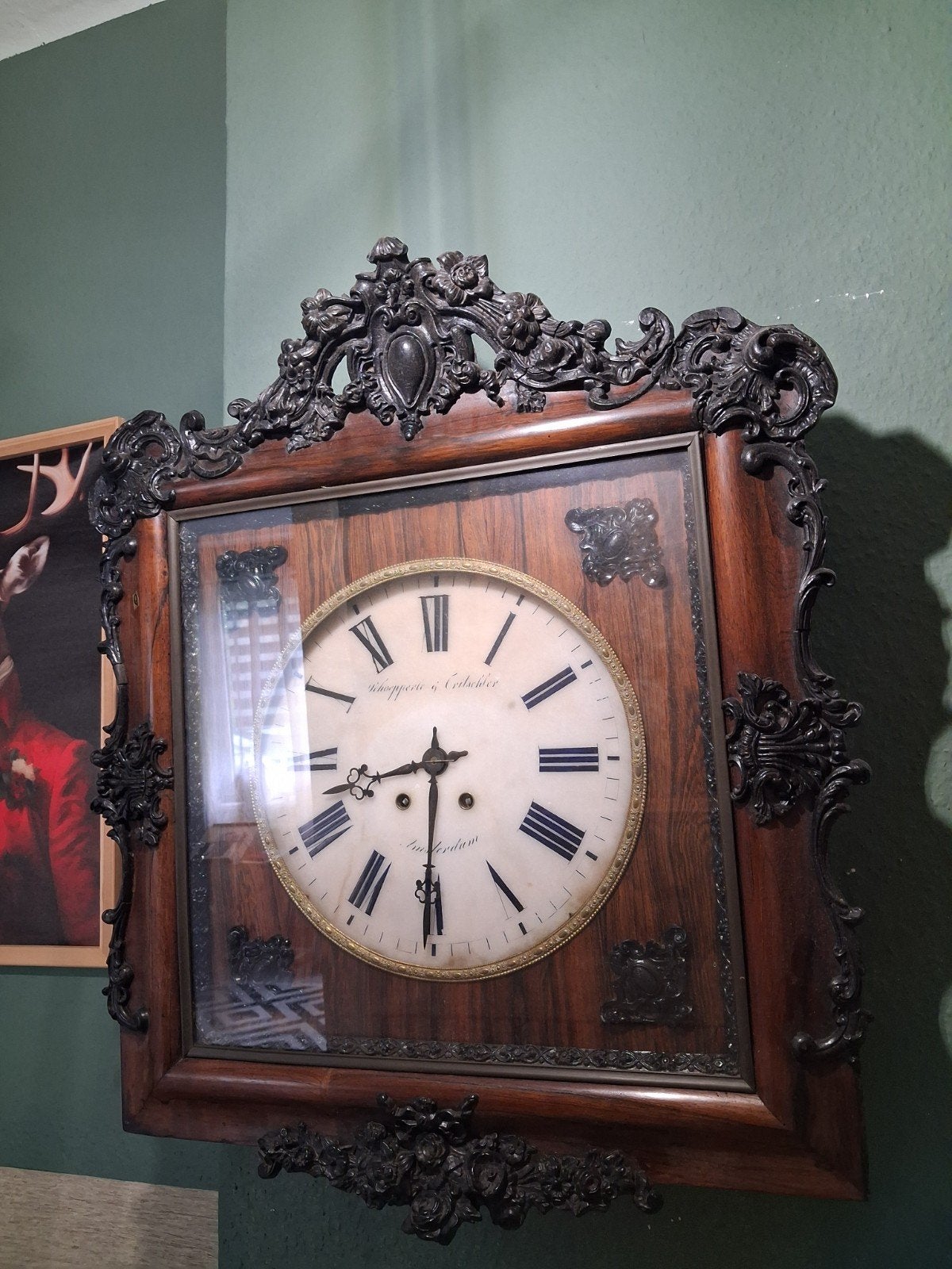 Antieke wandklok met sierlijke houten lijst,zwartewoud, Antiek en Kunst, Ophalen of Verzenden