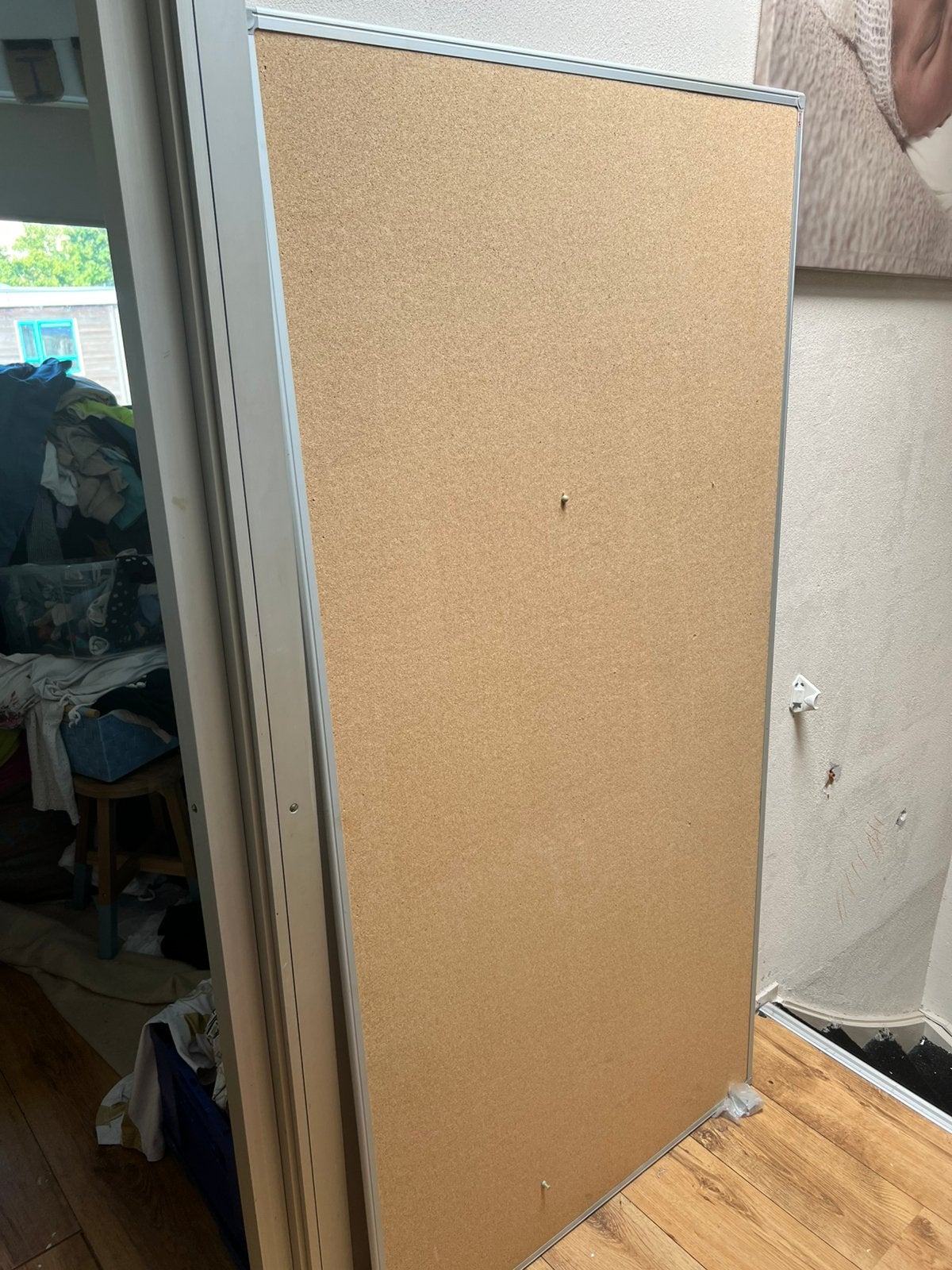 Prikbord groot 180x90cm met de bijhorende ophangklemmen., Ophalen, Gebruikt, Overige materialen, Minder dan 20 mm