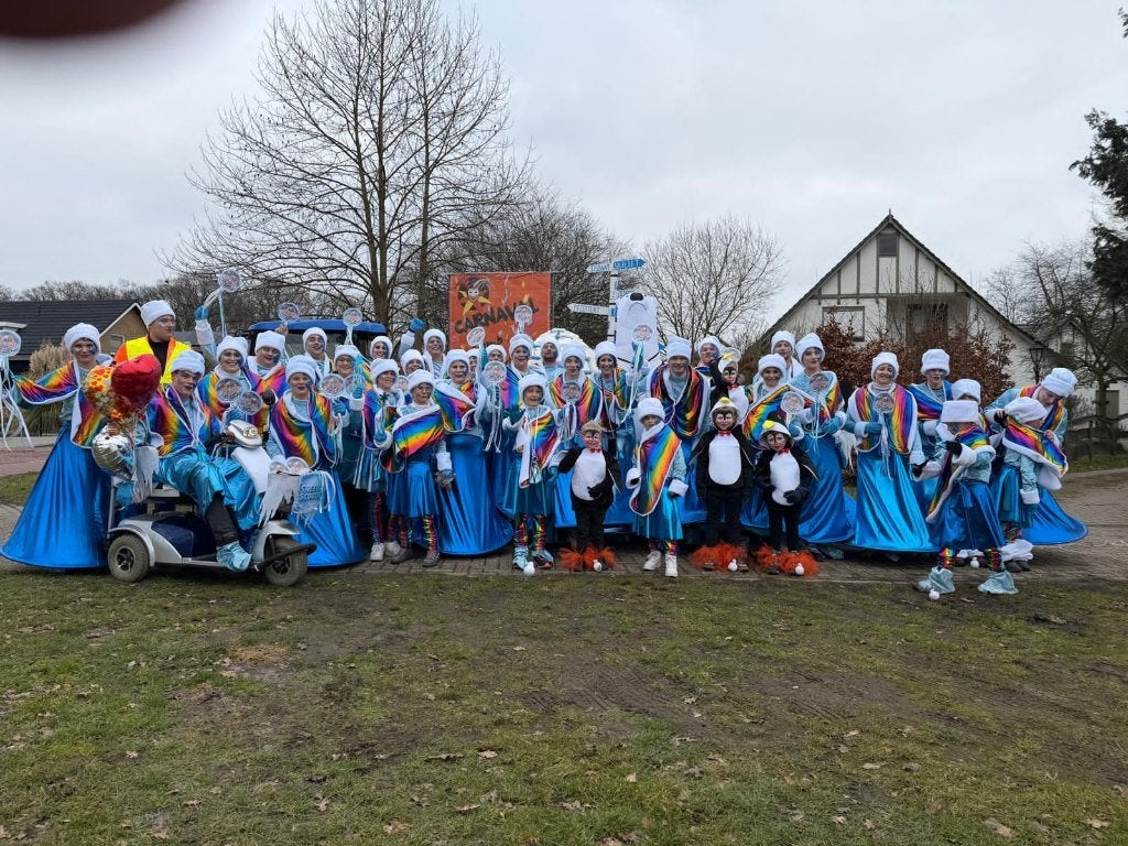 Complete set carnavalskleding grote loopgroep te koop, Ophalen, Carnaval, Zo goed als nieuw, Kleding