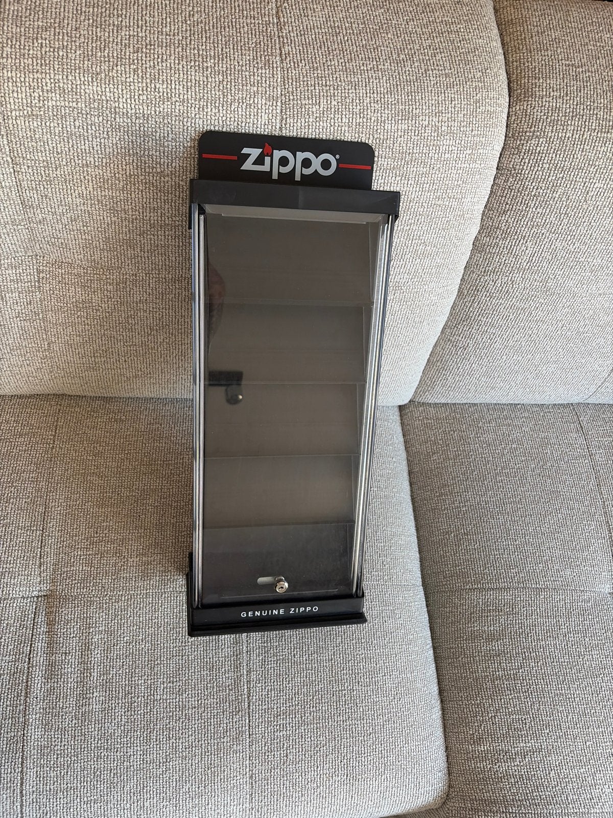 Mooie nette Zippo display inclusief sleutels, Verzamelen, Ophalen of Verzenden, Zo goed als nieuw, Gebruiksvoorwerp