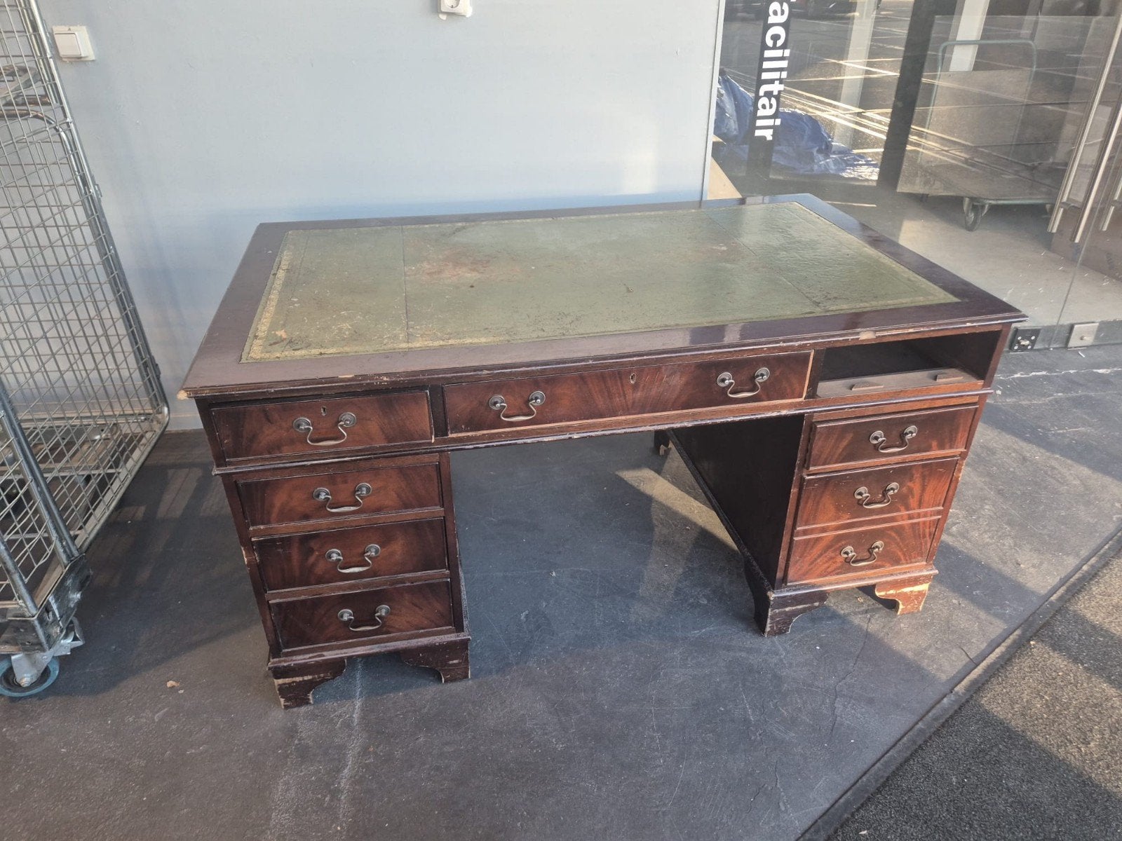 Antiek bureau met lederen bovenblad, Antiek en Kunst, Ophalen of Verzenden