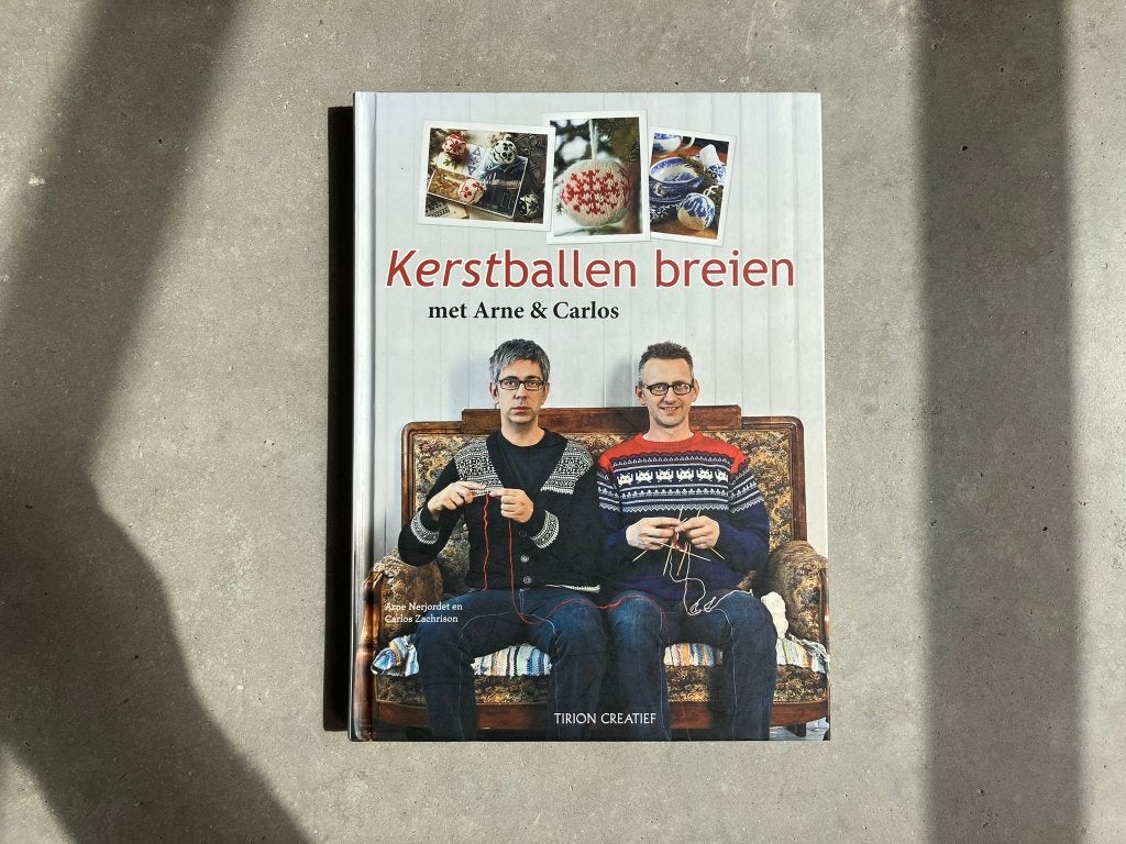 Kerstballen breien met Arne & Carlos - Breiboek, Ophalen of Verzenden, Gelezen, Sport, Hobby en Vrije tijd