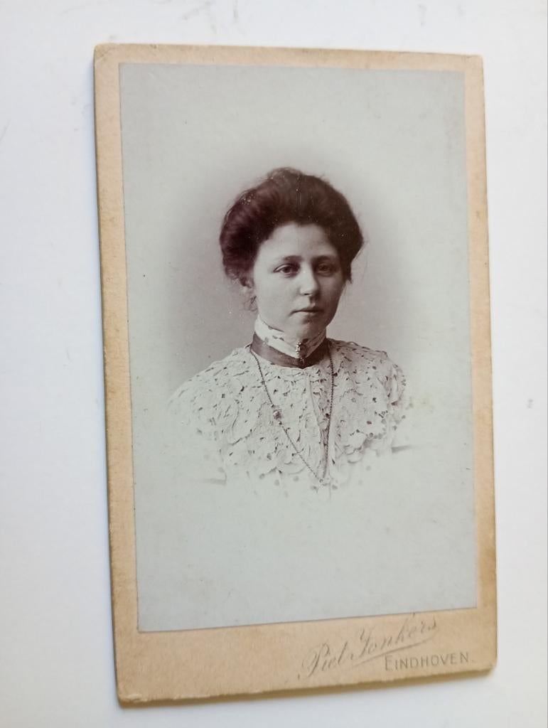 CDV Eindhoven Vrouw, Verzamelen, Foto's en Prenten, Gebruikt, Foto, Klederdracht, Ophalen of Verzenden