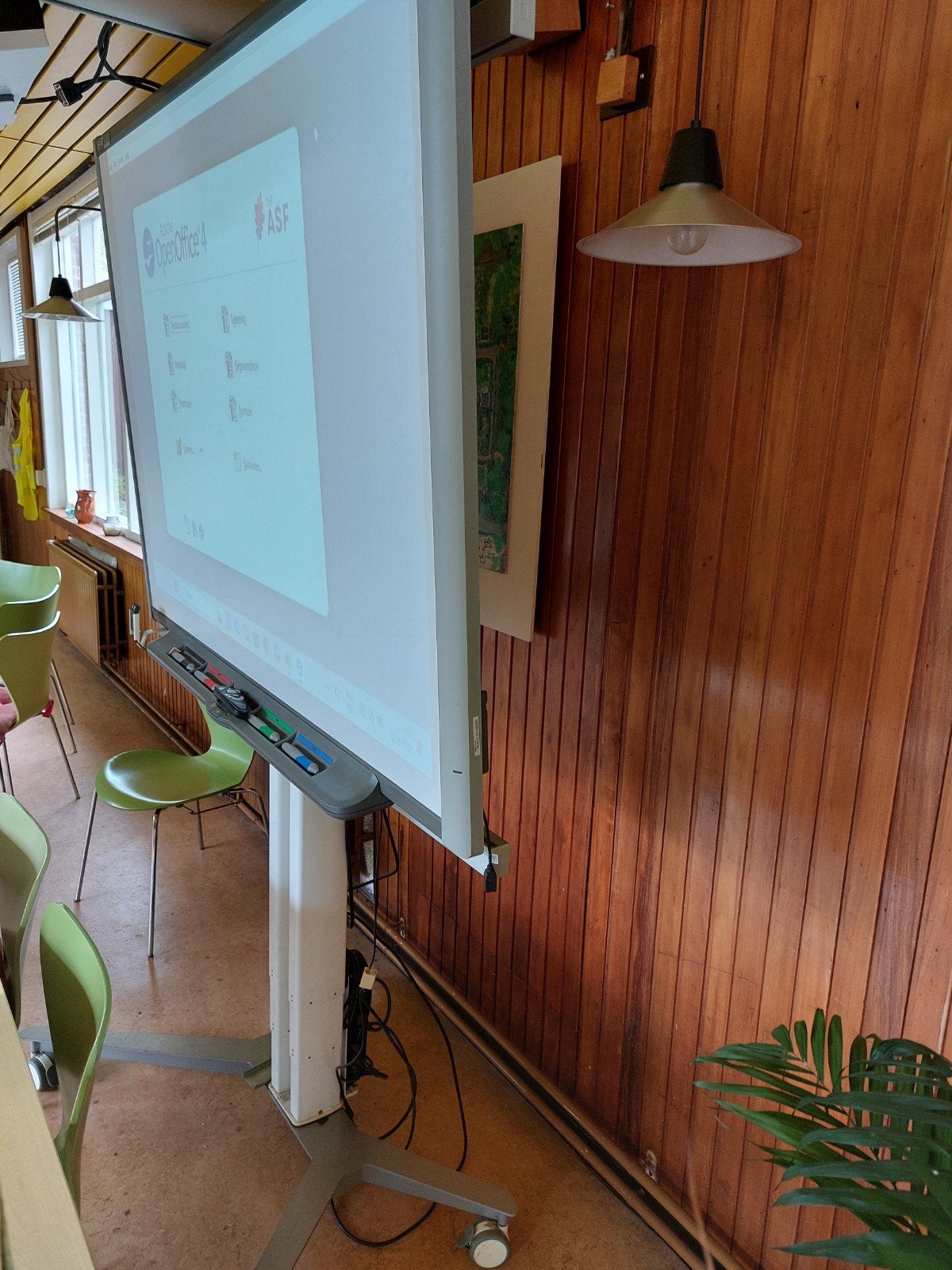 Atachi Beamer verstelbaar met whiteboard, Audio, Tv en Foto, Projectieschermen, Ophalen of Verzenden, Elektrisch, Gebruikt