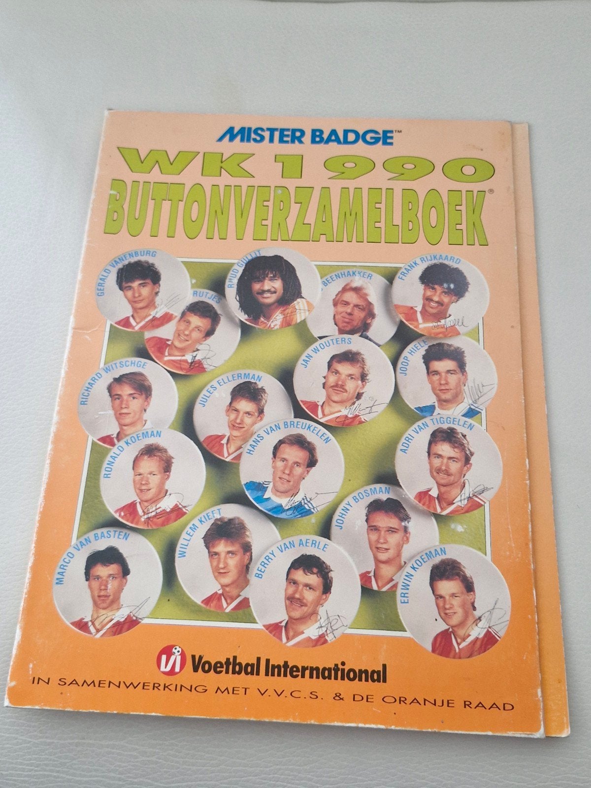 Mister Badge WK 1990 Buttonverzamelmap Voetbal Internationa, Verzamelen, Ophalen of Verzenden, Gebruikt, Overige binnenlandse clubs