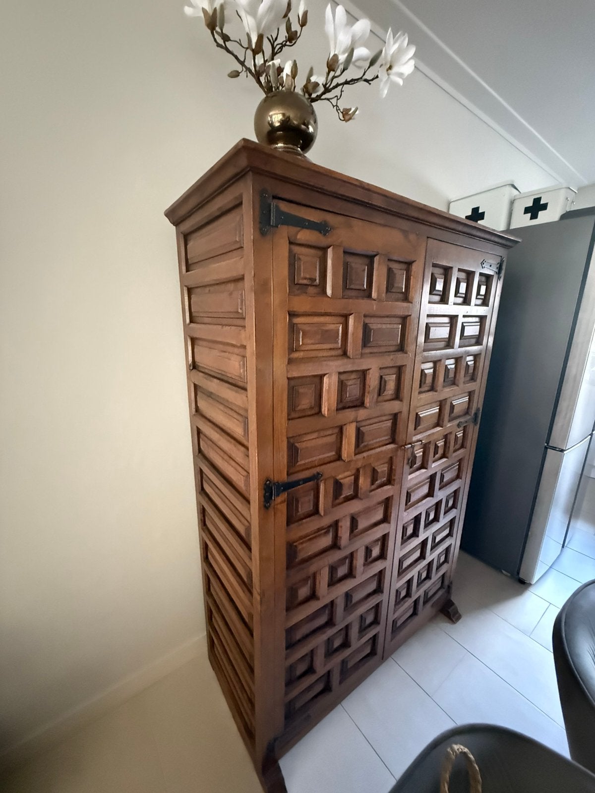 Massief houten  spaanse/ Hacienda kast, Huis en Inrichting, Ophalen, Zo goed als nieuw