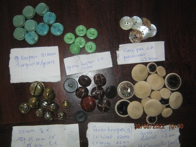 Knopen en belletjes, Hobby en Vrije tijd, Ophalen of Verzenden, Zo goed als nieuw, Knoop of Knopen