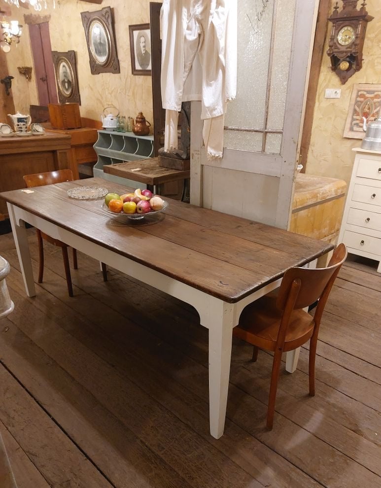 smalle oude eettafel met robuust houten blad