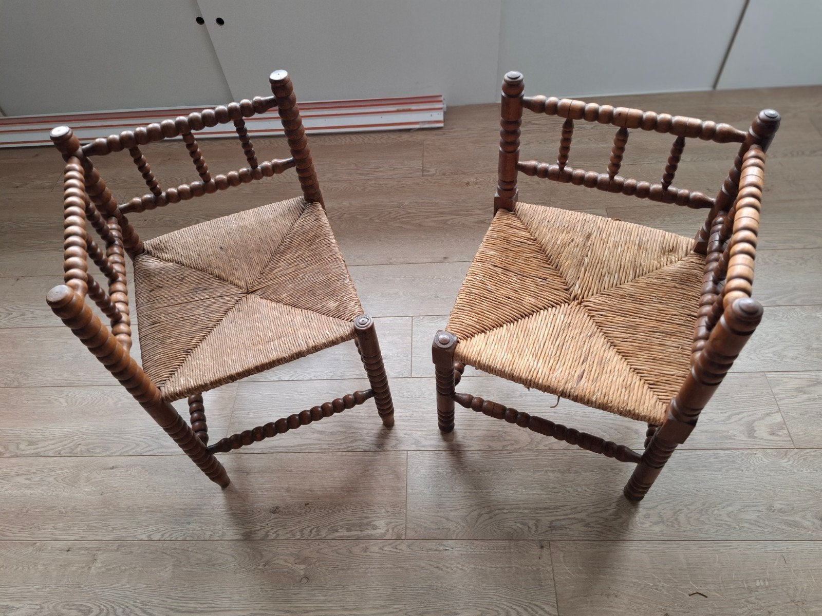 Driehoek stoeltjes met rieten zitting. 2 stuks. € 12,50, Huis en Inrichting, Ophalen, Gebruikt, Twee, Bruin