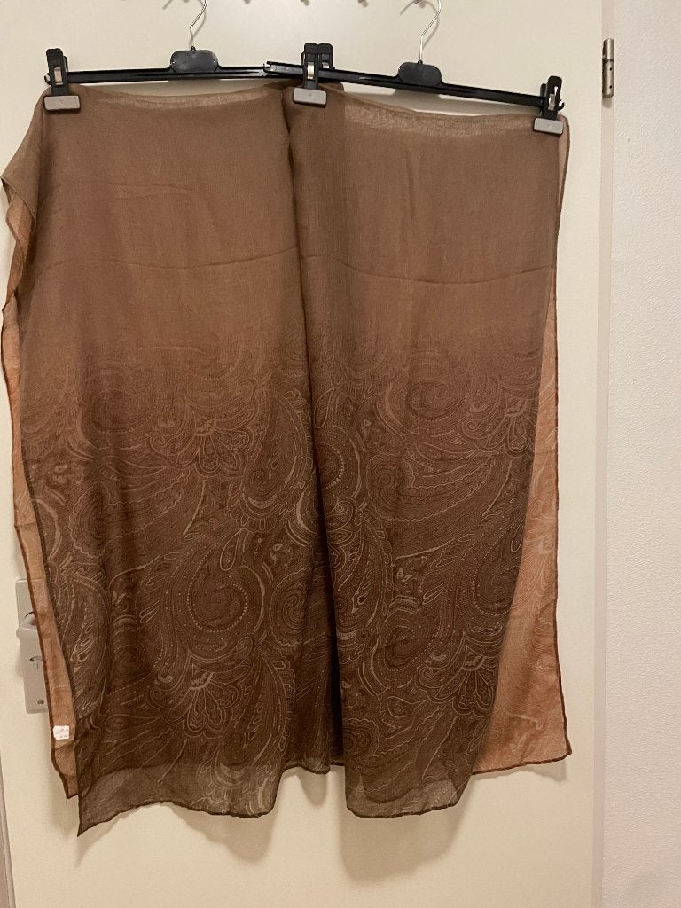 Sjaal bruin paisley motief, Kleding | Dames, Mutsen, Sjaals en Handschoenen, Ophalen of Verzenden, Zo goed als nieuw, Maat 46/48 (XL) of groter