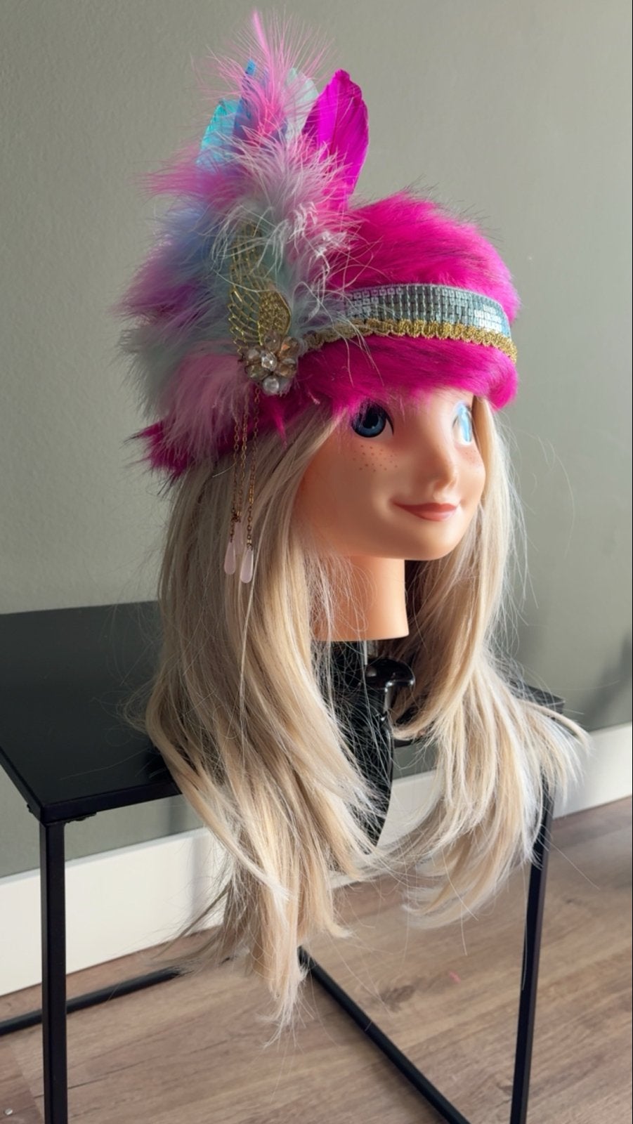 Bont haarband met elastiek - Carnaval accessoire, Ophalen of Verzenden, Zo goed als nieuw, Carnaval, Accessoires