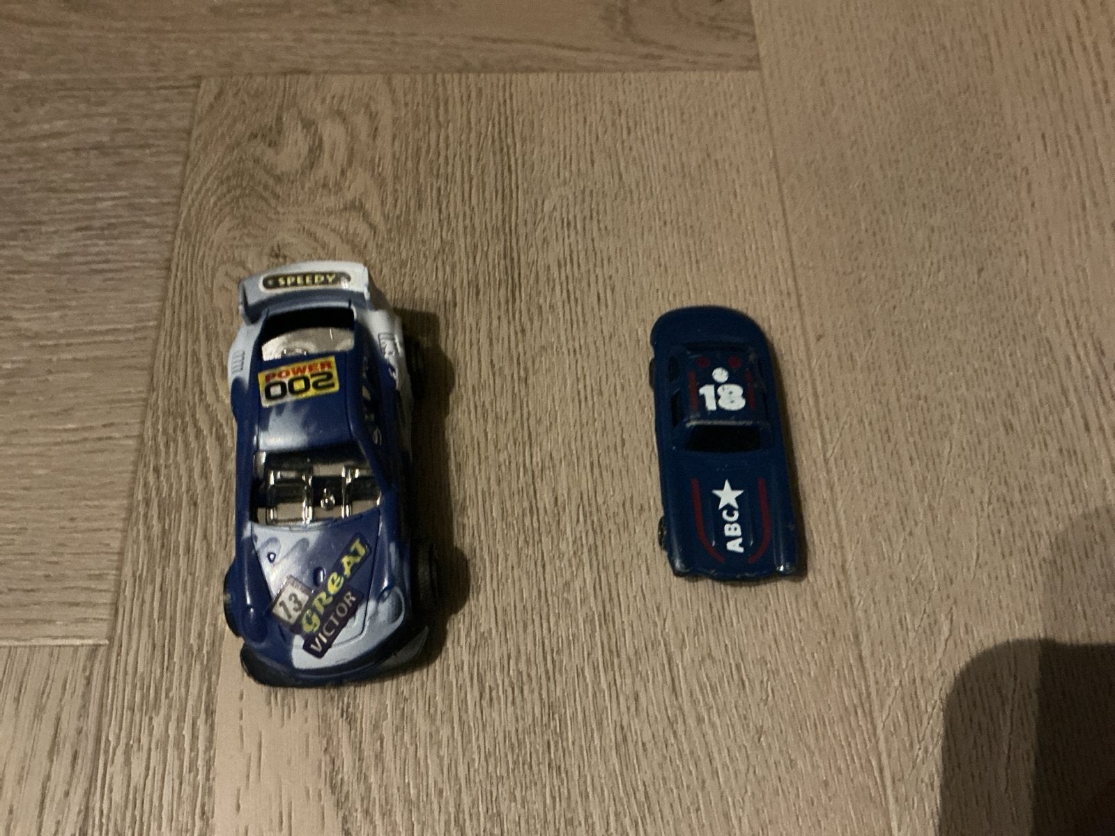Twee speelgoedauto's - Blauw met witte accenten, Ophalen, Gebruikt