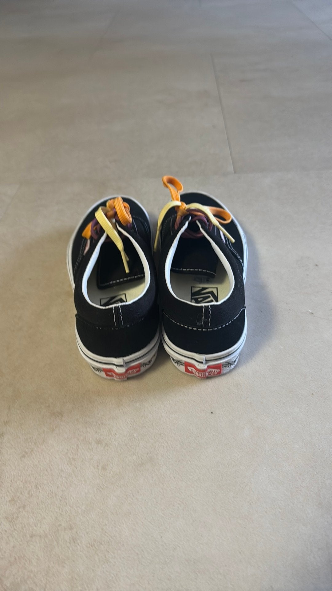 Vans off the wall 40 euro normaal 70, Ophalen, Zo goed als nieuw
