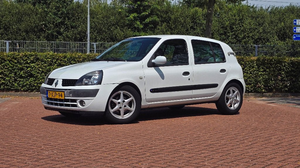 Renault Clio 1.4 16V Expr 5DR AUT 2003 Wit, Auto's, 1005 kg, 40 €/maand, 4 cilinders, Stoelverwarming