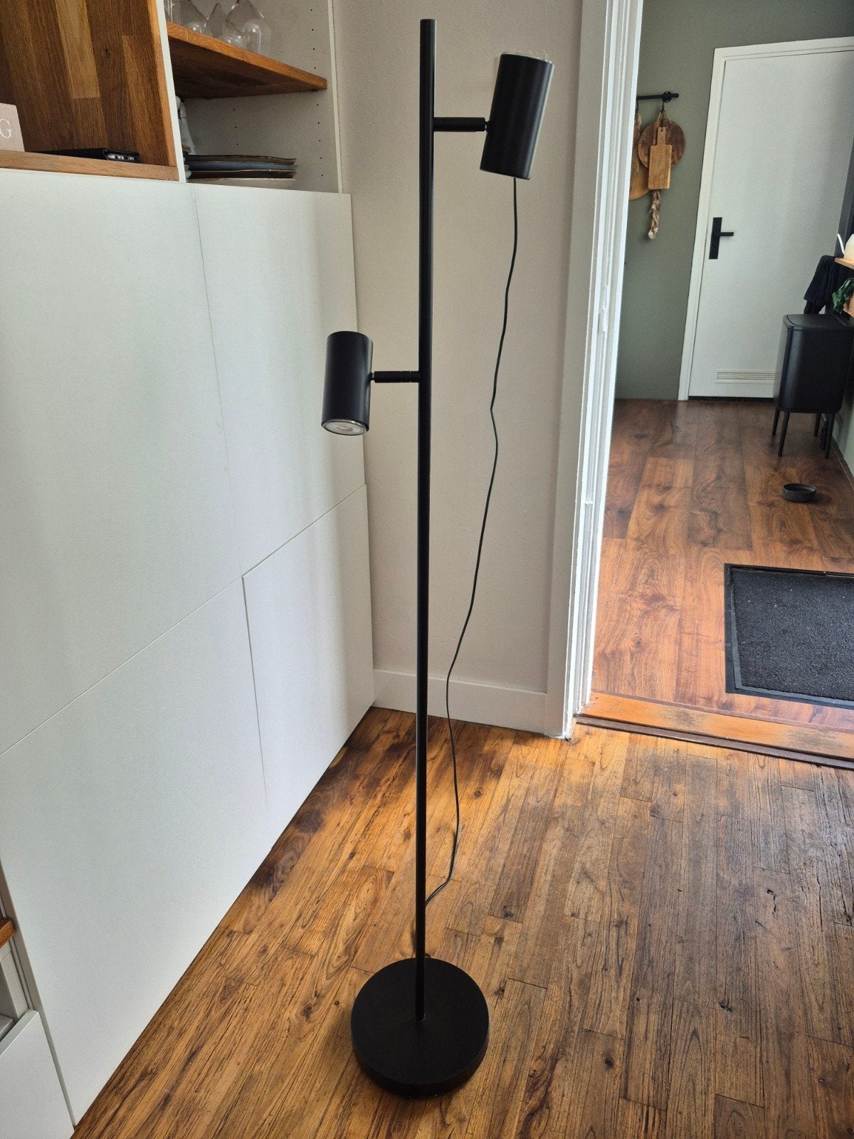 Mooie zwarte staande lamp, Huis en Inrichting, Lampen | Vloerlampen, Ophalen, Zo goed als nieuw, 150 tot 200 cm