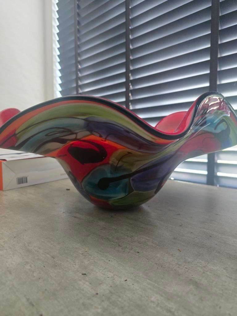 Decoratieve glazen schaal, rood met kleurrijke accenten, Ophalen of Verzenden