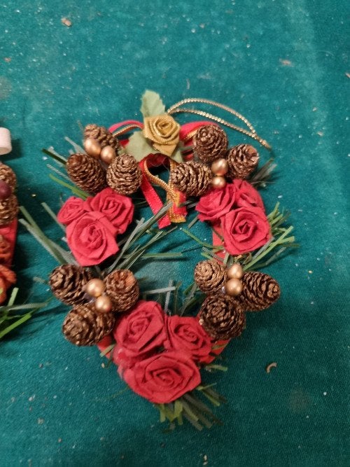 kransjes met rozen en denneappels [b272], Ophalen of Verzenden, 'T Olde Gre-j, Info@toldegrej.nl, Endepoelstraat 20f Didam