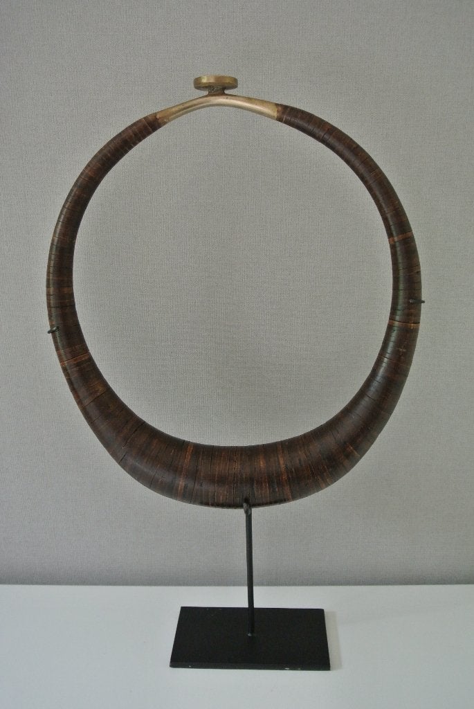 Halsring Kalabubu / koppensnellers ketting Indonesië, Antiek en Kunst, Sieraad, Ophalen of Verzenden, Indonesië, Handgemaakt