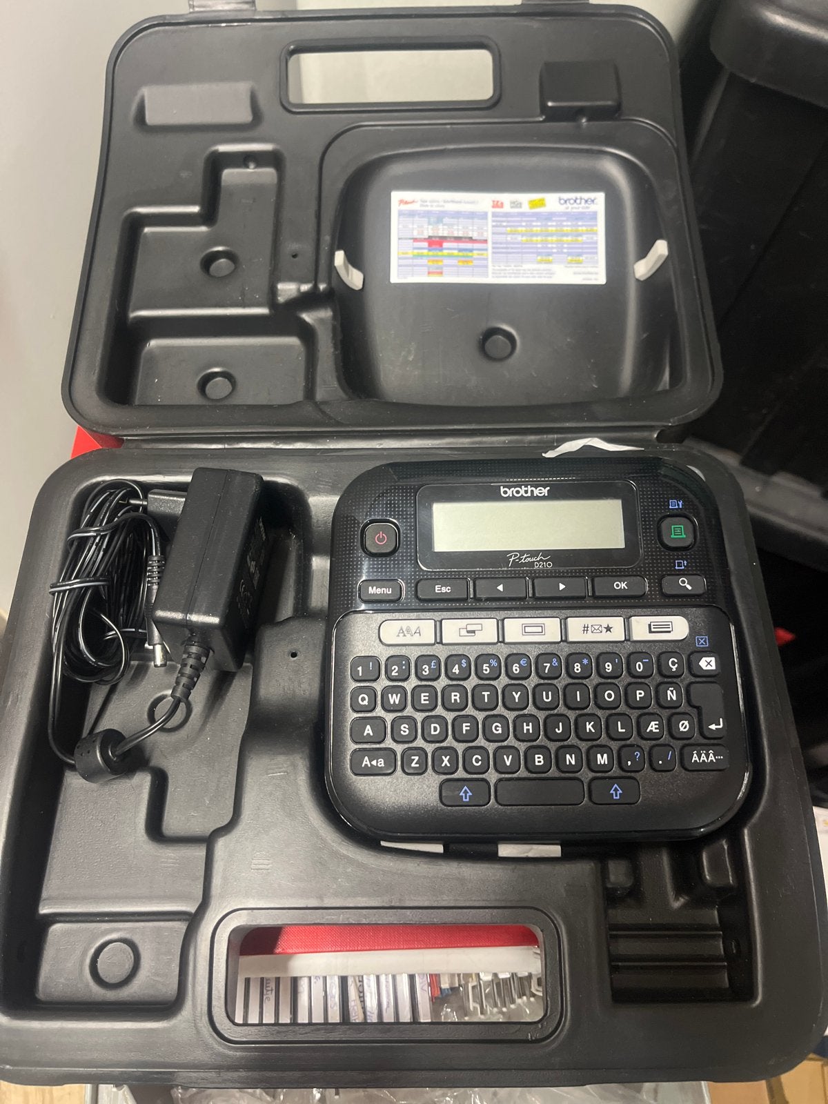 Brother P-touch D210 labelprinter met koffer, Ophalen of Verzenden, Zo goed als nieuw, Qwerty, Tape-label