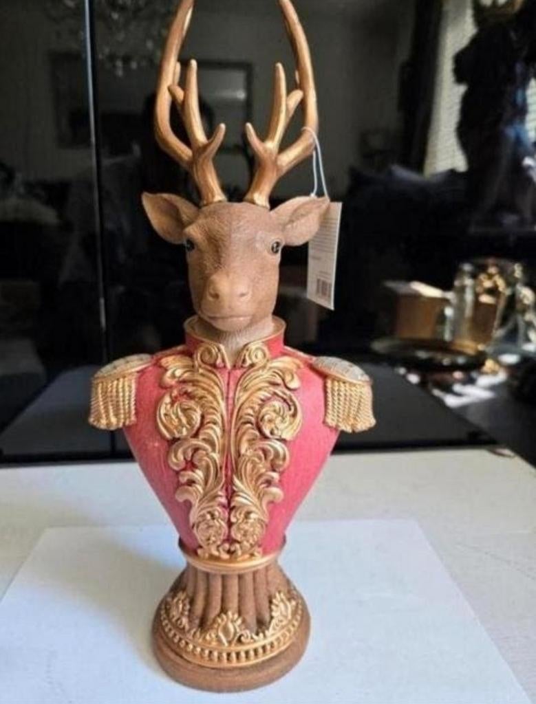 Decoratief Hert Beeldje in Uniform - Uniek Design, Meerkleurig, Nieuw, Kunststof, Ophalen of Verzenden