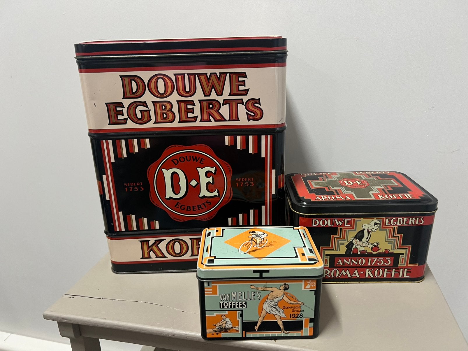Voorraadblikken DE koffie en Van Melle's toffees, Ophalen