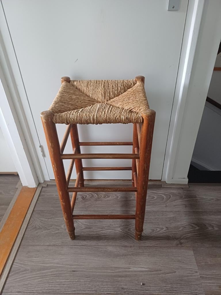 Vintage barkruk met biezen zitting, Huis en Inrichting, Barkrukken, Ophalen, Gebruikt, Hout, 60 tot 90 cm