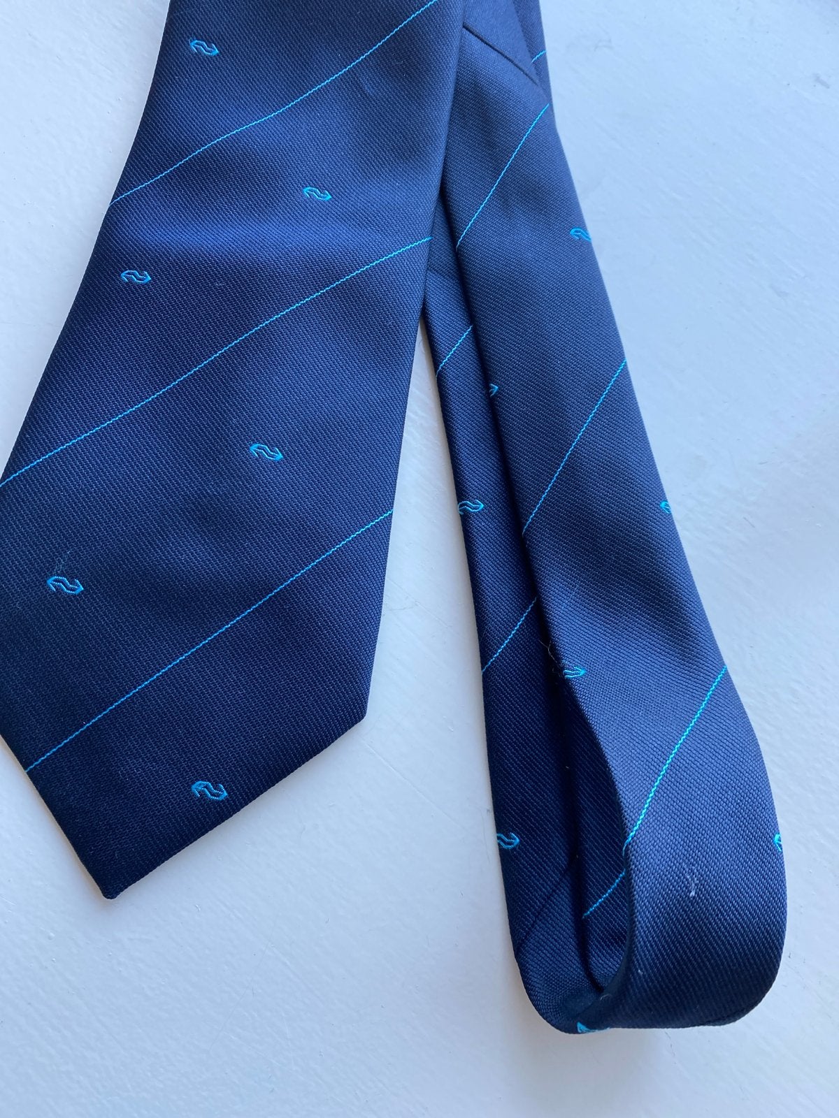 NS Donkerblauwe stropdas met lichtblauwe strepen en patroon, Kleding | Heren, Ophalen of Verzenden, Zo goed als nieuw, Blauw, Met patroon