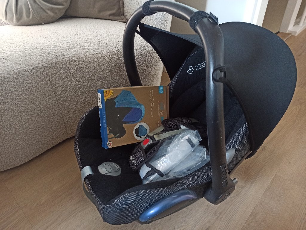 Maxi-Cosi autostoel met regenhoes en zonnekap
