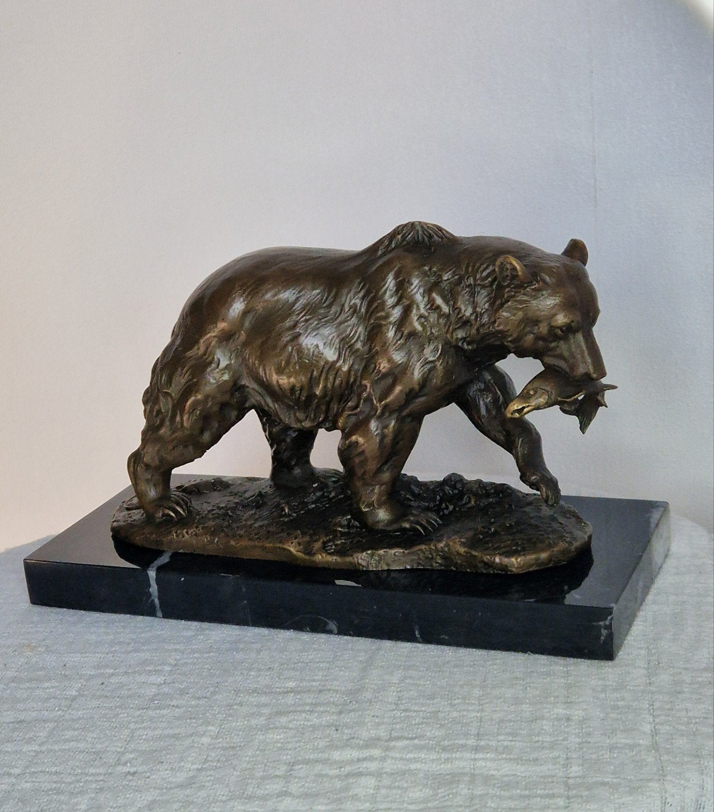 Bronzen beer met vis, Ophalen of Verzenden