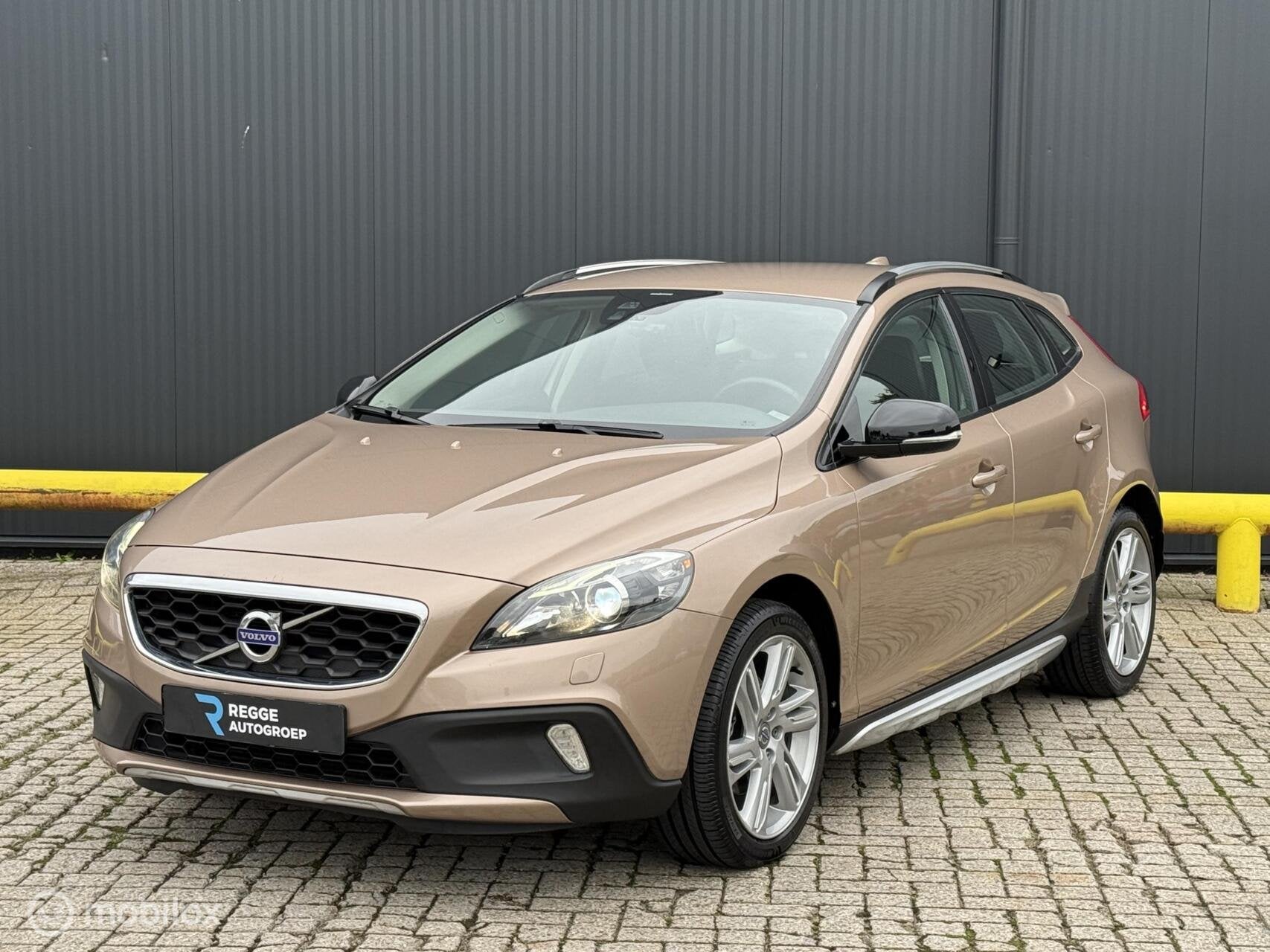 Volvo V40 Cross Country 1.6 T4 Summum 180PK NIEUWSTAAT, Auto's, Voorwielaandrijving, 4 cilinders, Bruin, 179 pk