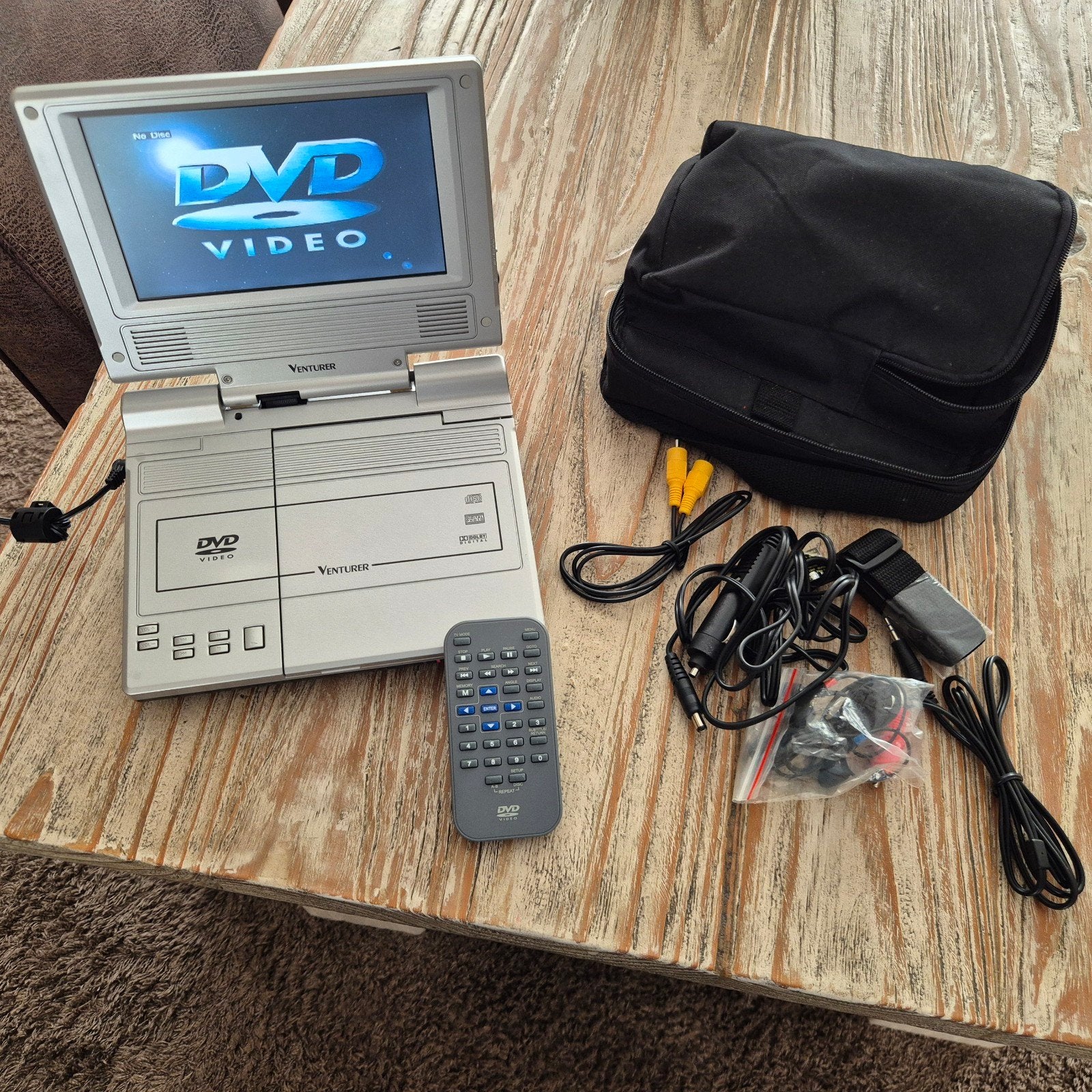 Draagbare DVD-speler met accessoires en tas, Ophalen